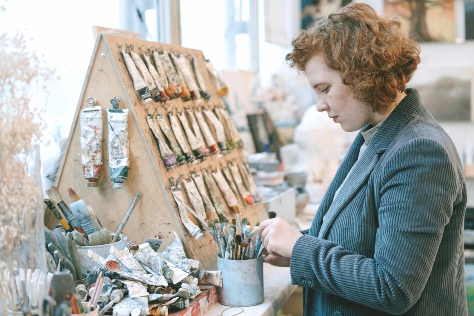 Studente al lavoro su progetto di concept art